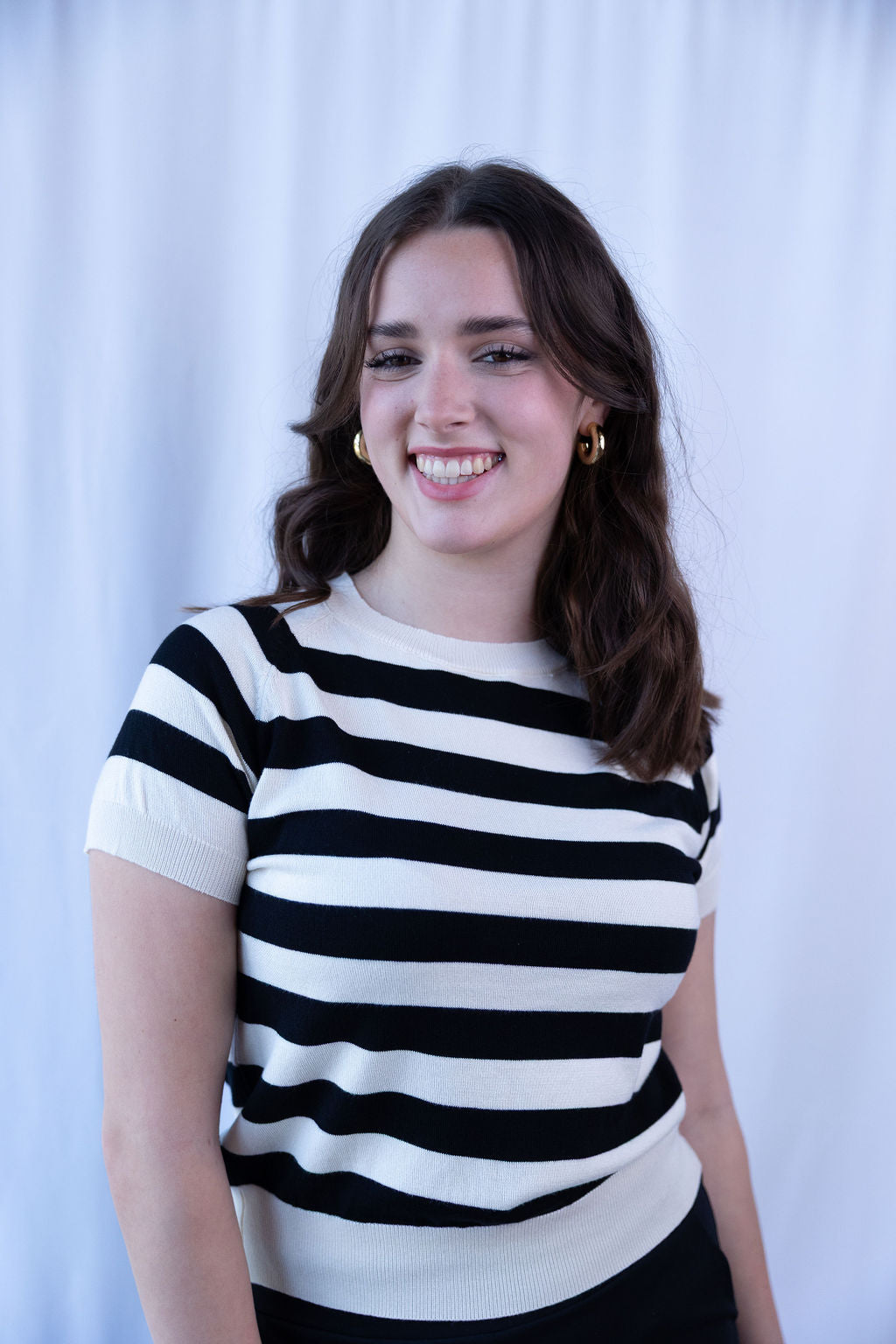 Nahaufnahme schwarz-weißes Streifen-Shirt am Oberkörper