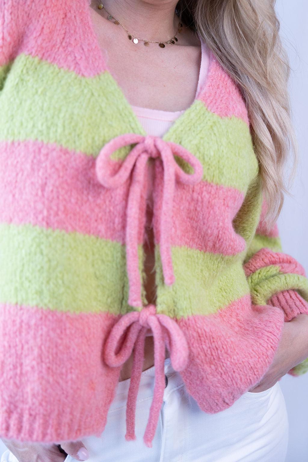 Pink-grüner Strickpullover mit Schleife und Streifenmuster