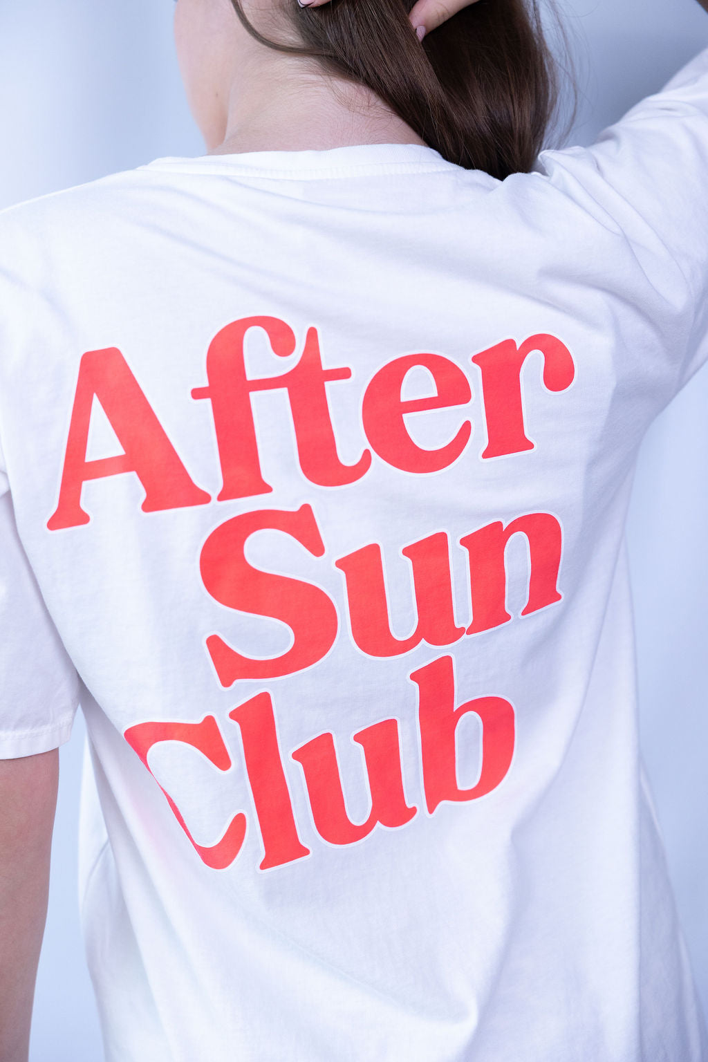 Rückseite eines weißen T-Shirts mit großem roten „After Sun Club“-Schriftzug