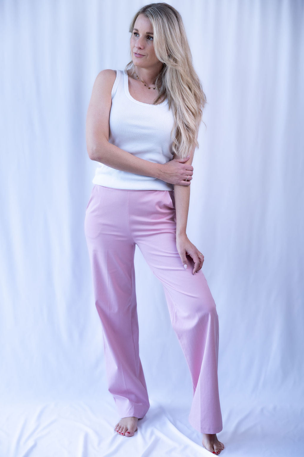 Rosa Hose mit weitem Bein, kombiniert mit weißem Top