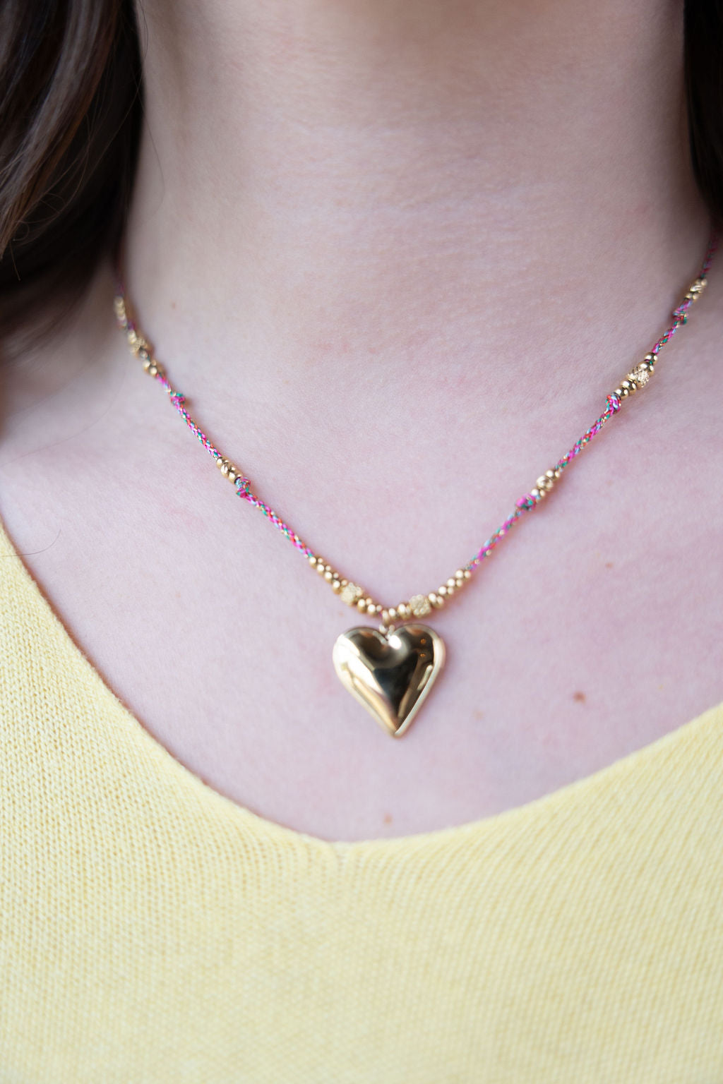 Feine goldene Kette mit Herzanhänger und Perlendetails – eleganter Halsschmuck für Damen