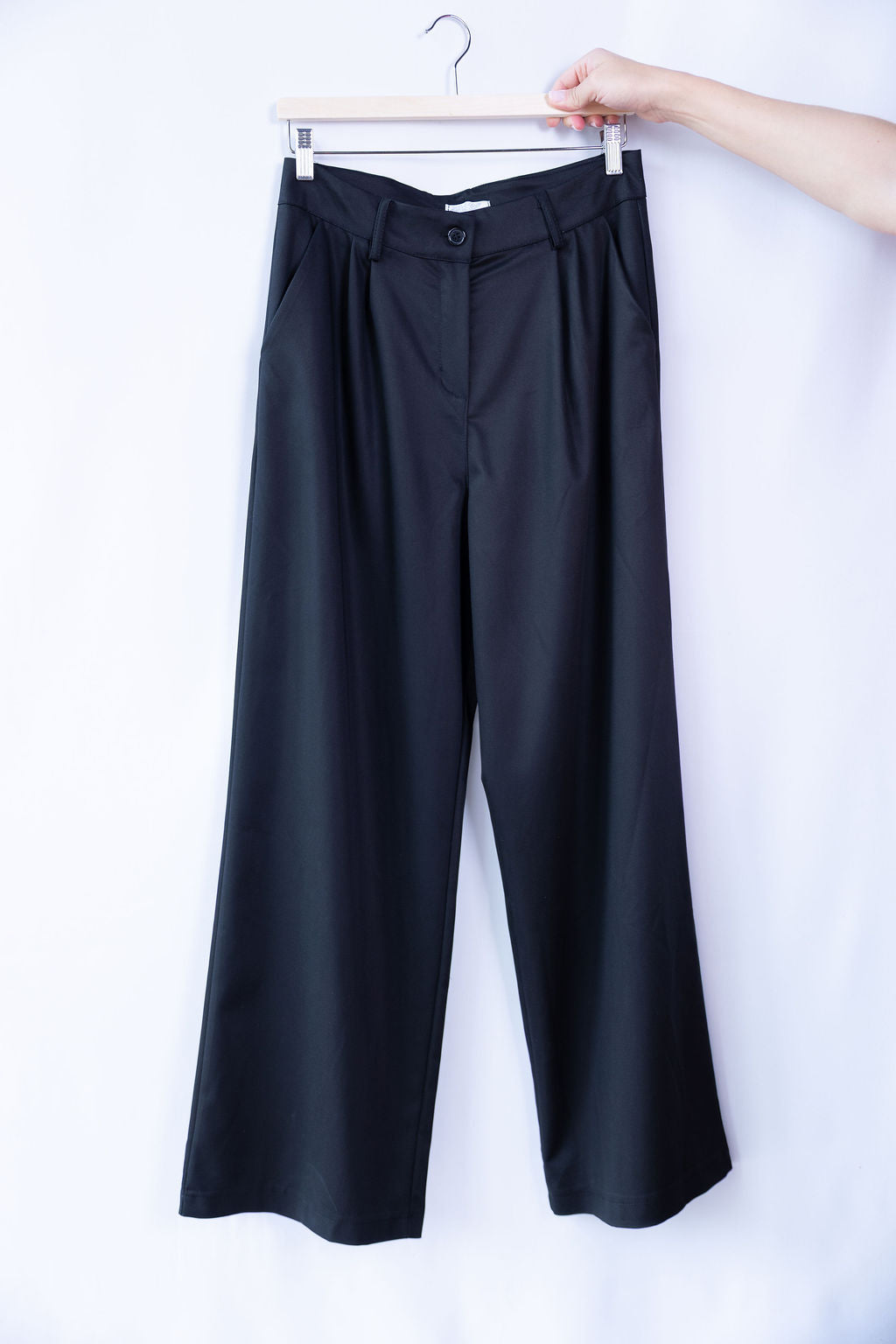 Hose mit Bundfalte – weites Bein & hoher Bund