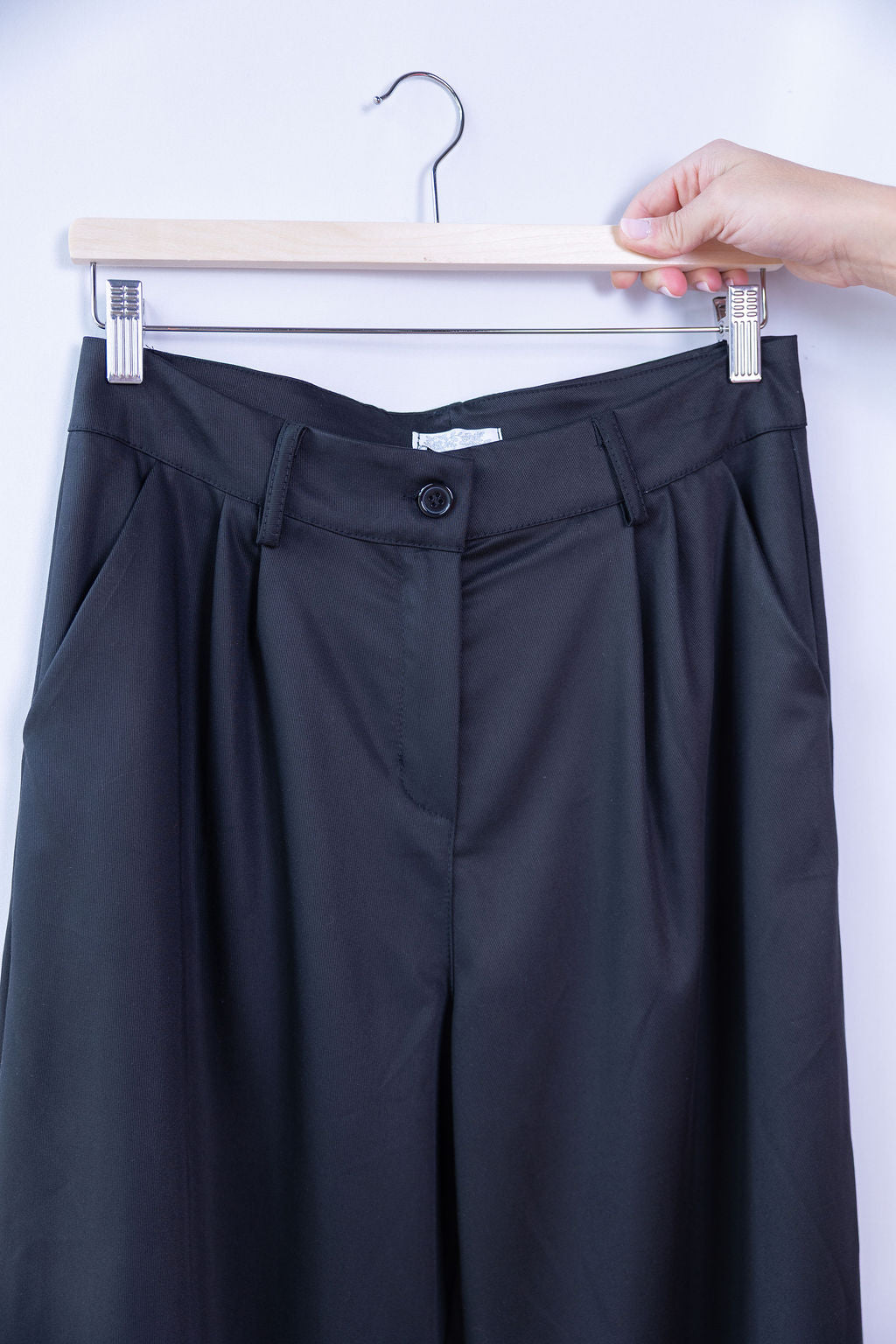 Hose mit Bundfalte – weites Bein & hoher Bund