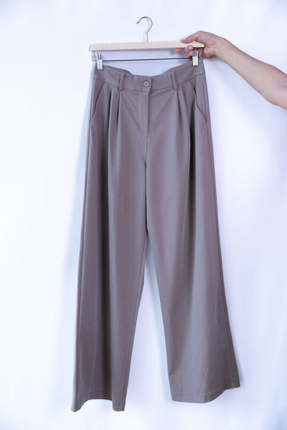 Hose mit Bundfalte – weites Bein & hoher Bund