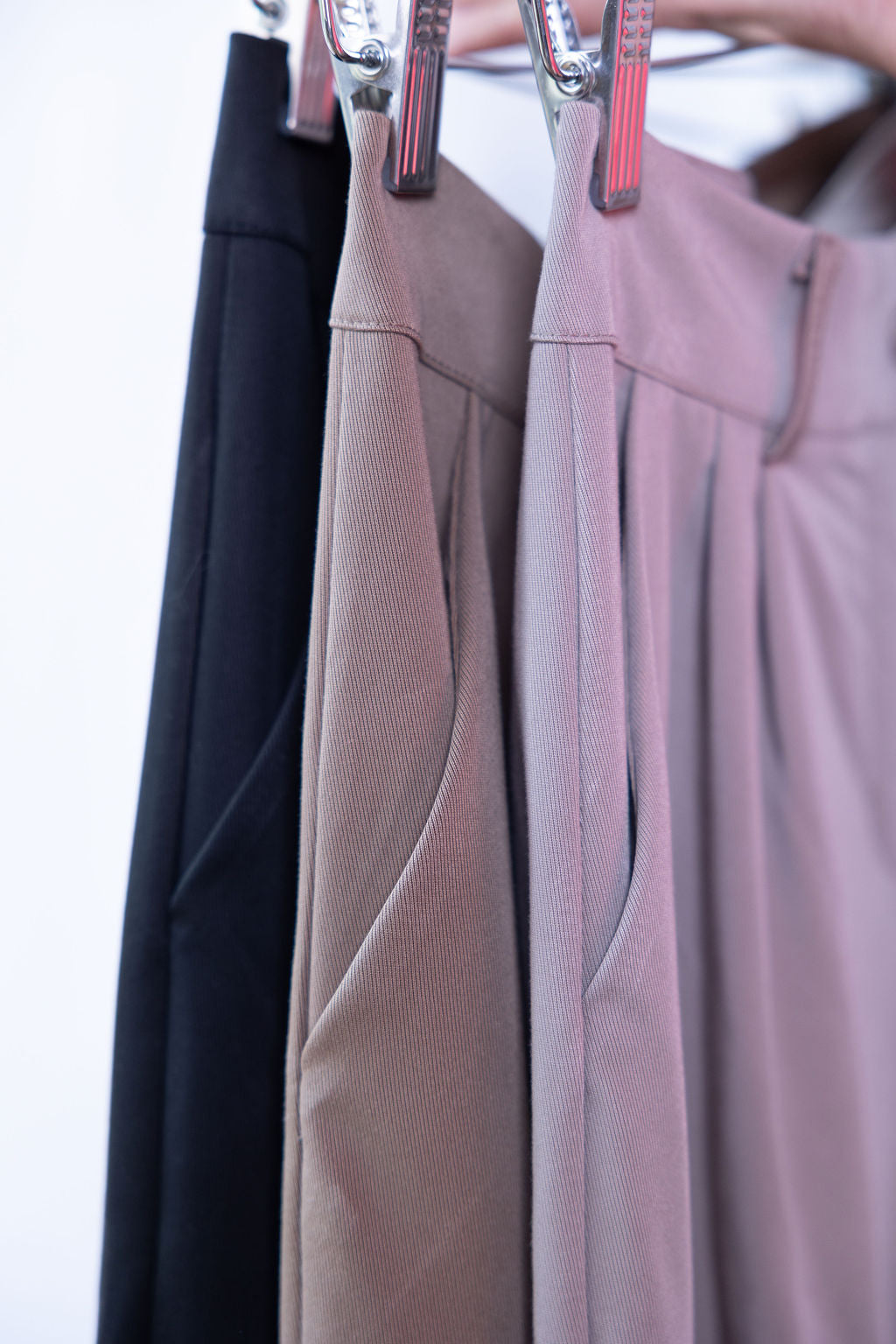 Hose mit Bundfalte – weites Bein & hoher Bund