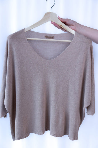 Beiger Strickpullover mit weitem Schnitt auf Holzkleiderbügel