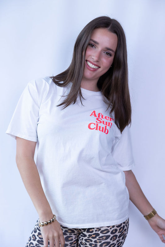 Locker sitzendes Damen-T-Shirt mit rotem Print „After Sun Club“, modisch kombiniert