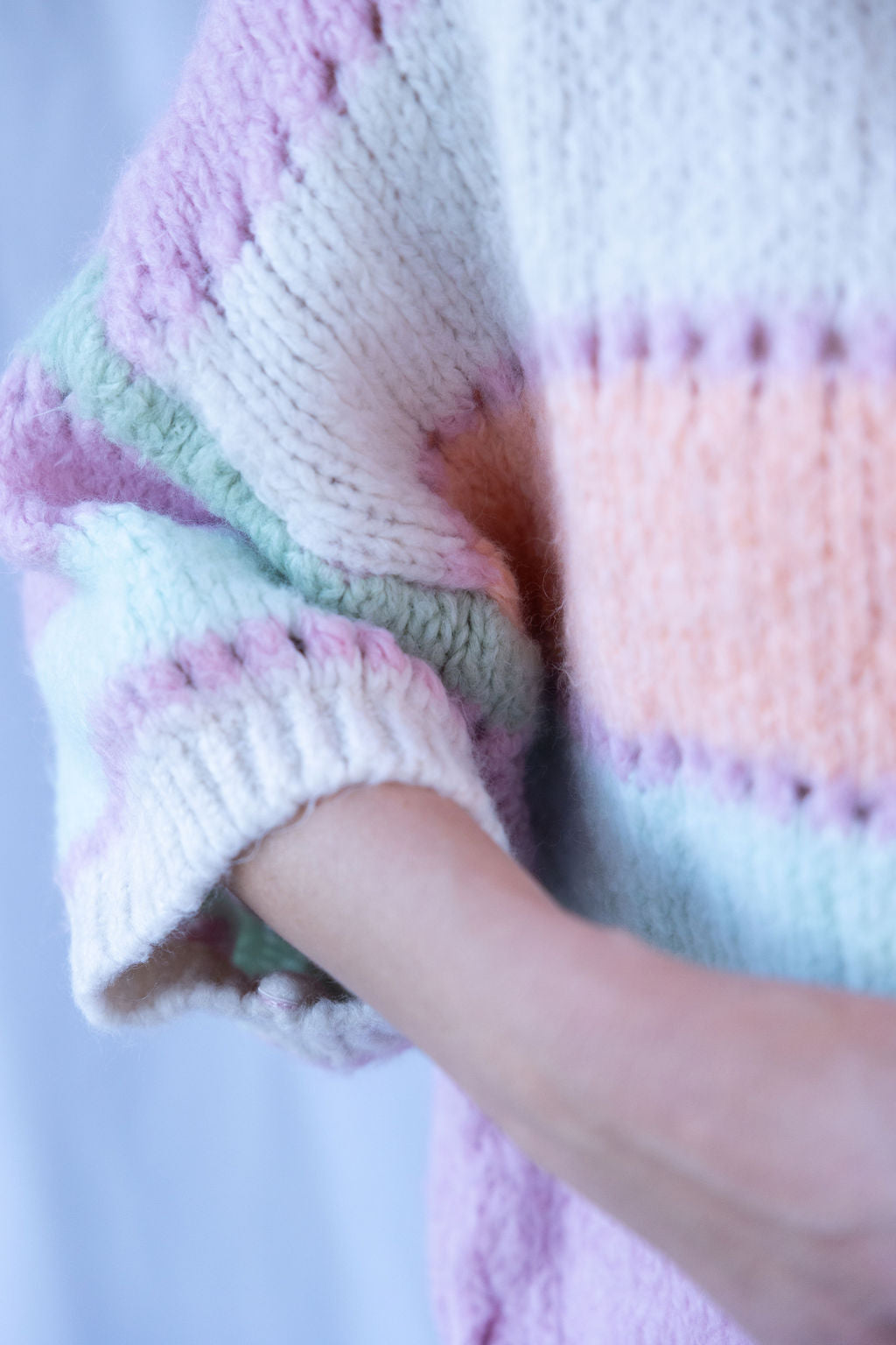 Detailaufnahme weicher Strickstoff in Rosa, Creme und Mint