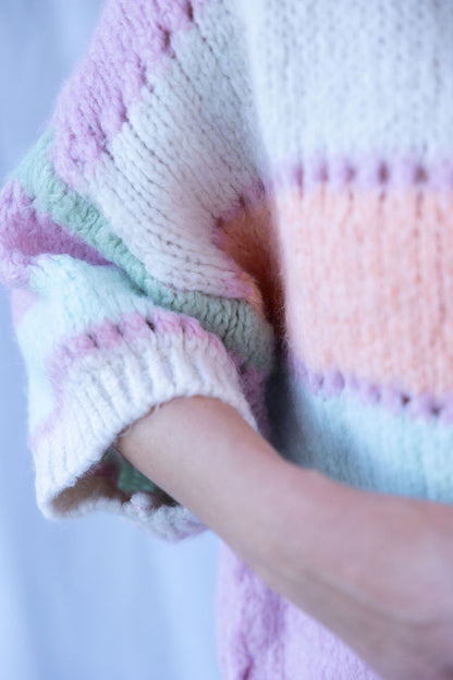 Detailaufnahme weicher Strickstoff in Rosa, Creme und Mint