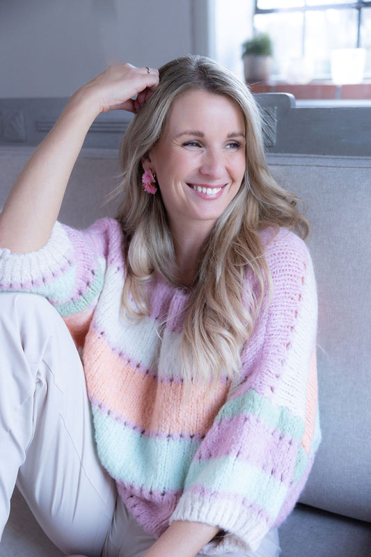 Frau im gemütlichen Strickpullover mit breiten Streifen