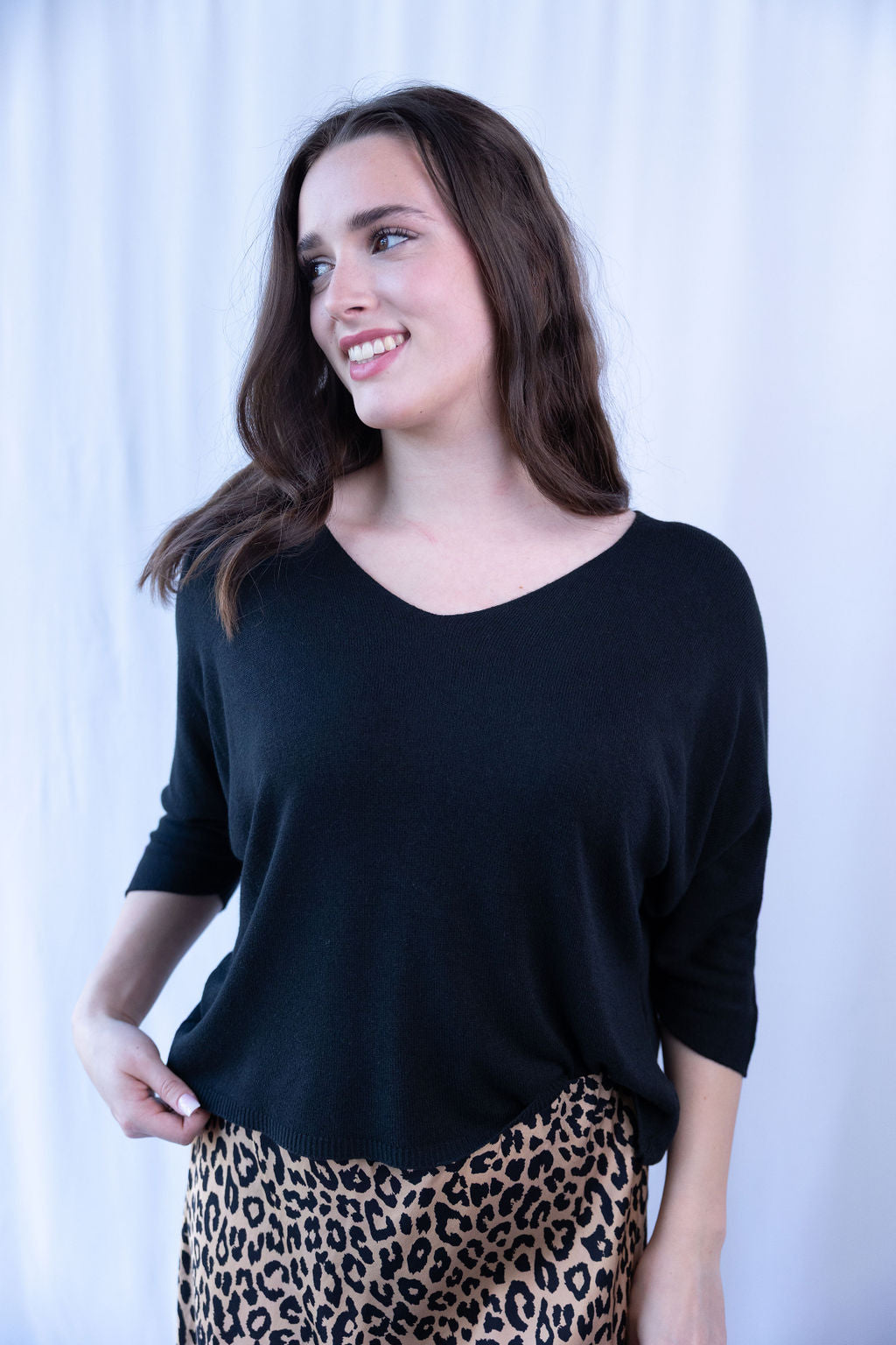 Frau trägt schwarzen Feinstrickpullover mit 3/4-Ärmeln