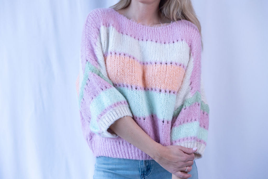 Gestreifter Damen-Strickpullover in hellen Frühlingsfarben