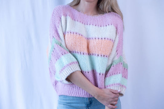 Gestreifter Damen-Strickpullover in hellen Frühlingsfarben