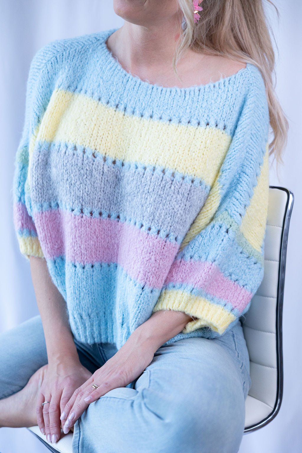 Nahaufnahme Strickmuster in Rosa, Lila, Gelb und Hellblau