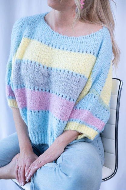 Nahaufnahme Strickmuster in Rosa, Lila, Gelb und Hellblau