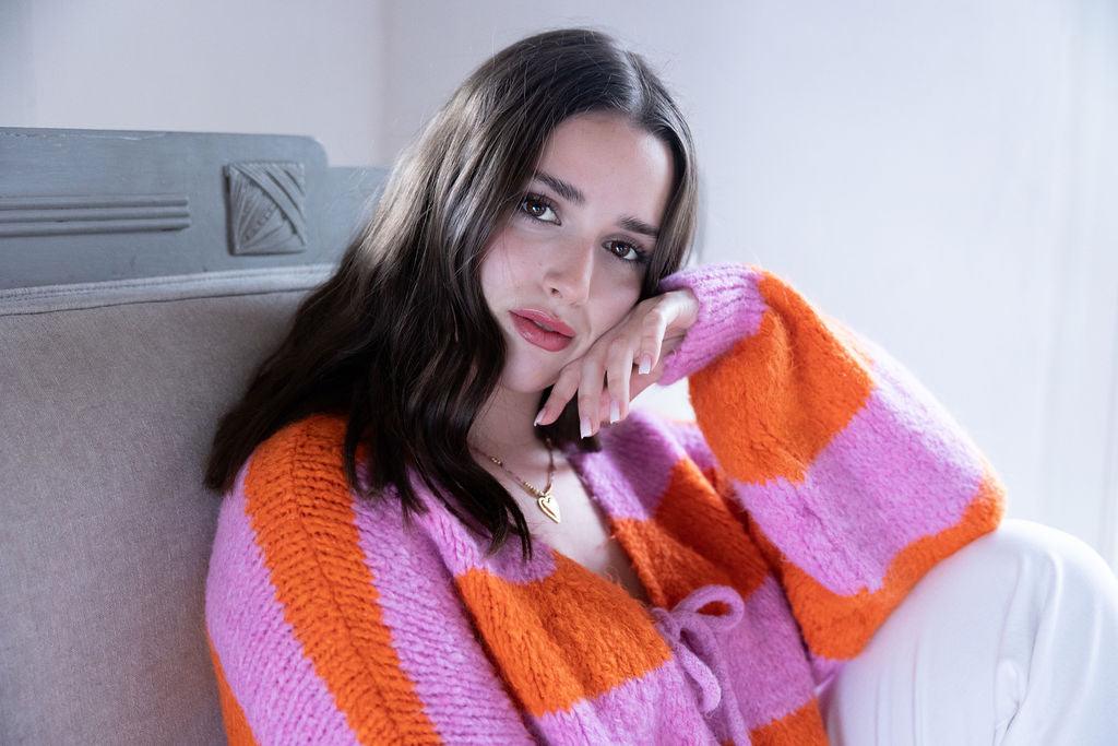 Orange-pinker Pullover mit V-Ausschnitt und Bindeband