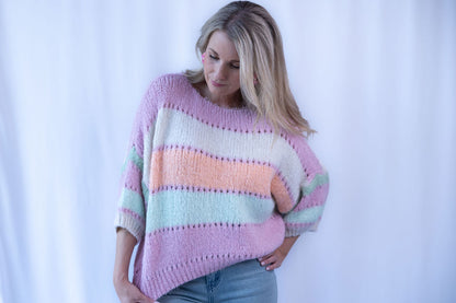 Pastellfarbener Strickpullover mit Streifen, locker getragen