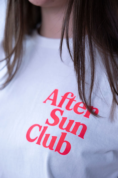 Weißes Damen-T-Shirt mit auffälligem roten Statement-Print „After Sun Club