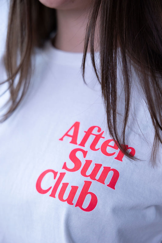 Weißes Damen-T-Shirt mit auffälligem roten Statement-Print „After Sun Club