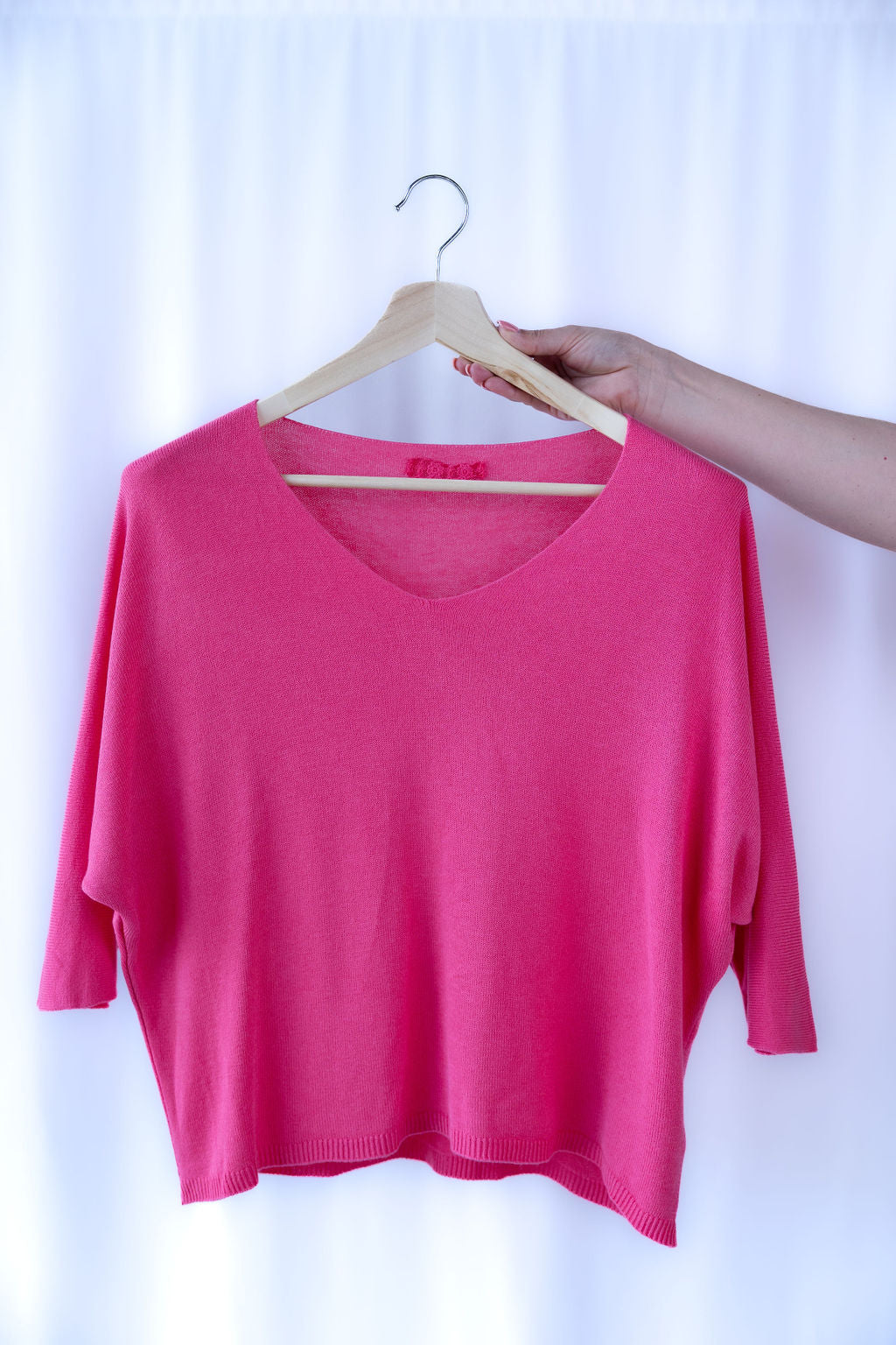 Strickpullover in Pink auf Bügel, locker fallend