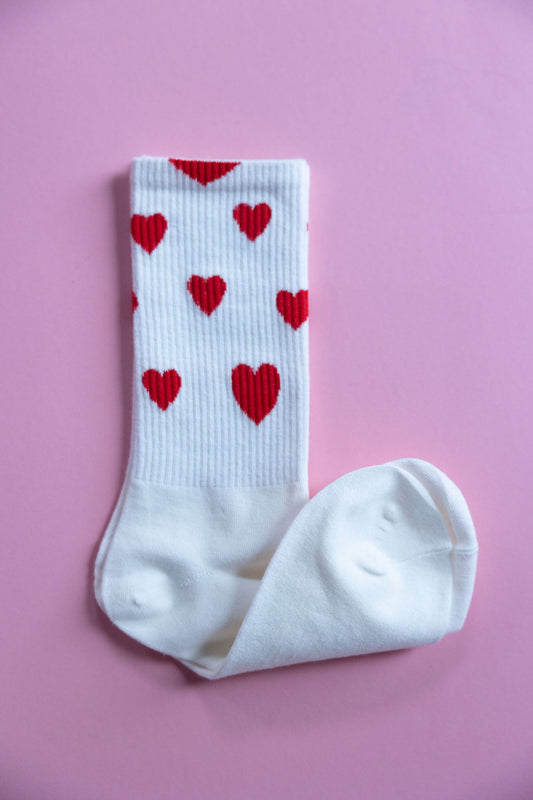 Damen-Socken in Weiß mit süßem Herzmuster in Rot, ideal für den Alltag