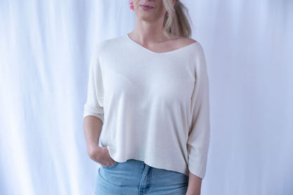 Weißer Strickpullover mit lockerem Schnitt über Jeans