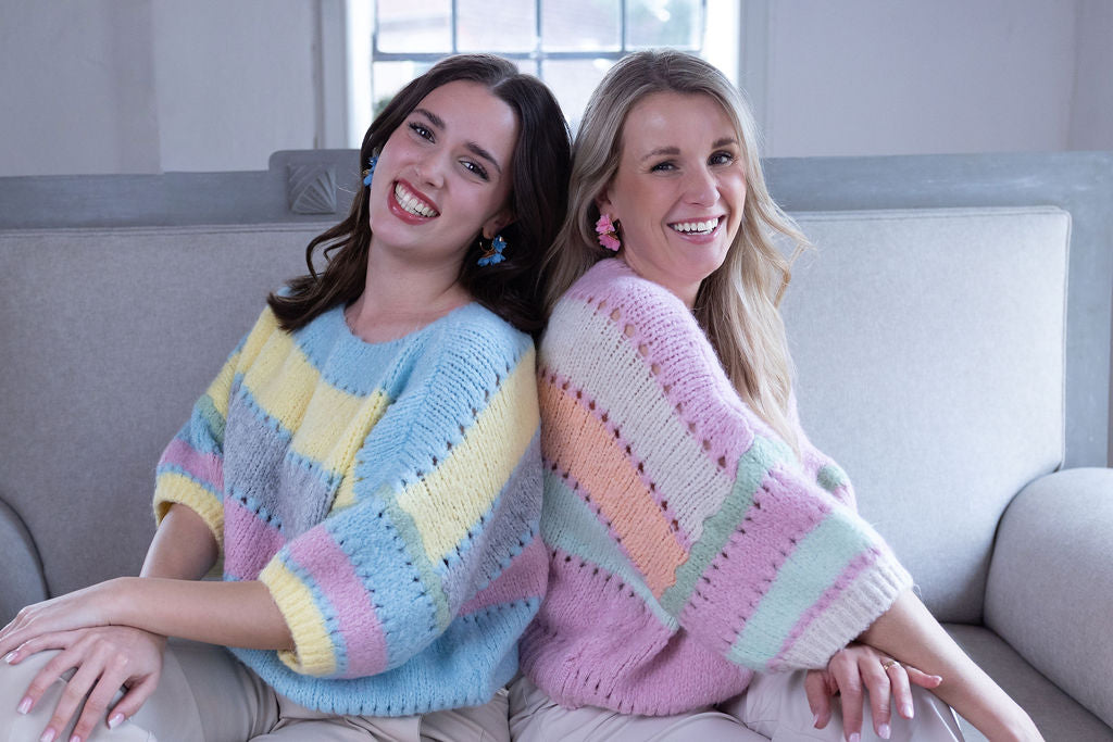 Zwei Frauen in pastellfarbenem Strickpullover mit Streifen